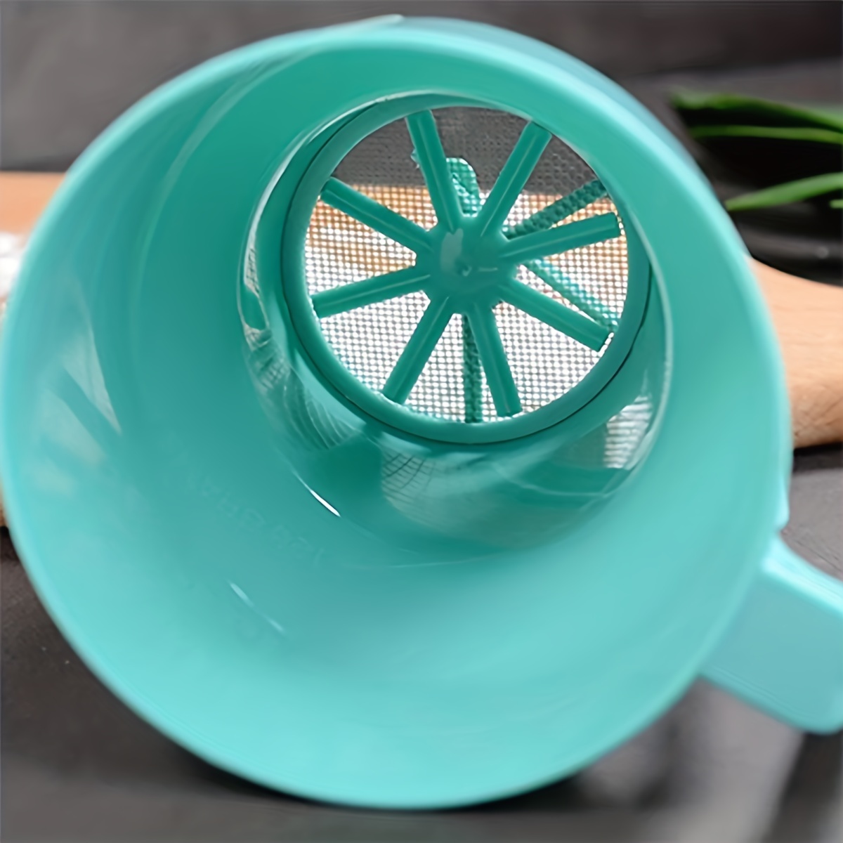 Baking Powder Kitchen - 1個-プラスチック製ハンドヘルドパウダーシェーカーメッシュ小麦粉ボルト篩手動砂糖アイシングシェーカーベーキングシェーカーふるいキッチンツール